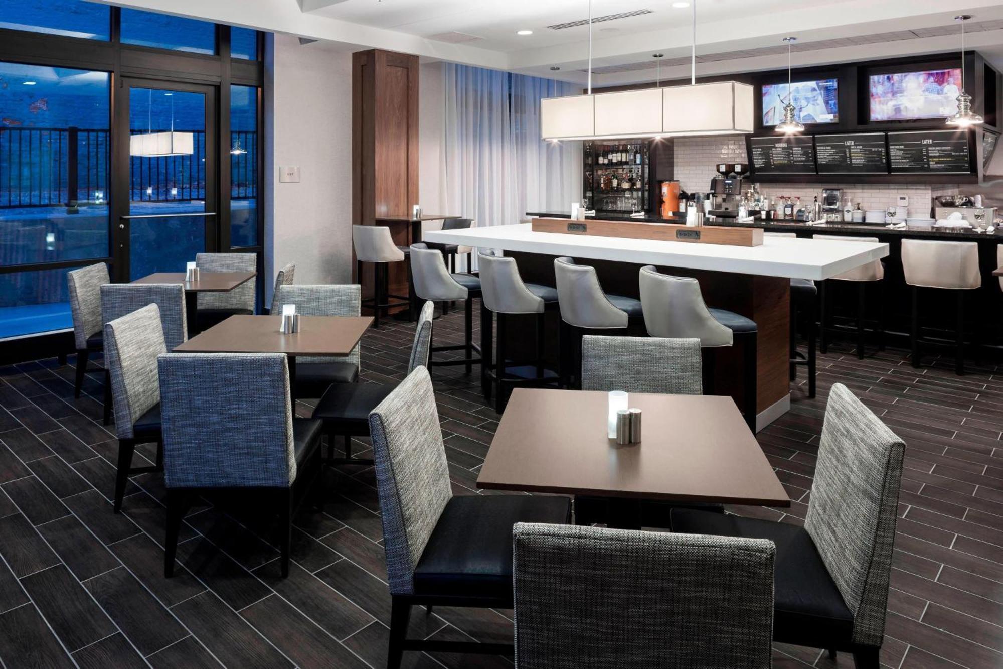 Courtyard By Marriott Richmond Downtown Exterior foto
